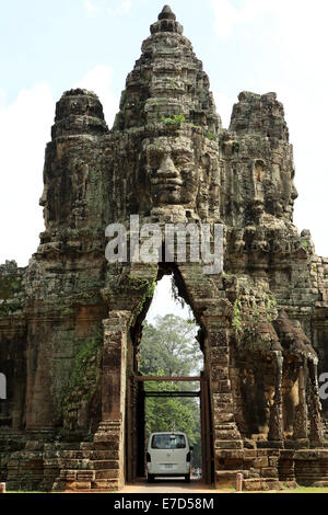 Têtes sculptées en pierre sur une barrière près de Angkor Thom à Siem Reap, Cambodge. Banque D'Images