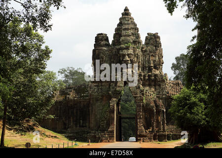 La porte en pierre sculptée près de Angkor Thom à Siem Reap, Cambodge. Banque D'Images