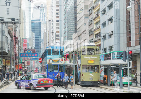 Terminus du Tramway Sheung Wan, scène de rue de Hong Kong, avec les tramways et les piétons. Banque D'Images