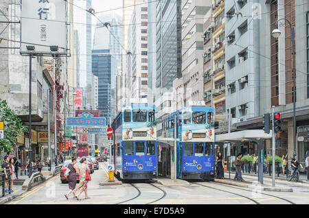 Terminus du Tramway Sheung Wan, scène de rue de Hong Kong, avec les tramways et les piétons. Banque D'Images