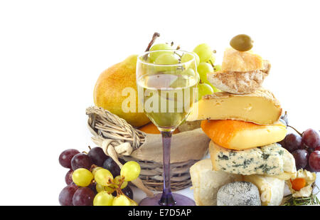 Le fromage français, de vin et de fruits composition conceptuelle isolated on white Banque D'Images