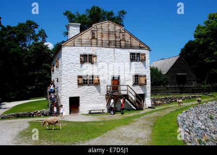 SLEEPY HOLLOW, NEW YORK : mouton à pied sur les voies devant le manoir construit par Frederick Philipse Banque D'Images