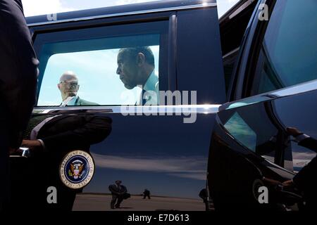 Le président américain Barack Obama avec le Service secret des États-Unis SAIC Rob Buster, quitte le cortège officiel à l'Aéroport International de Denver, avant le départ pour Dallas, Texas le 9 juillet. 2014 à Denver, Colorado. Banque D'Images