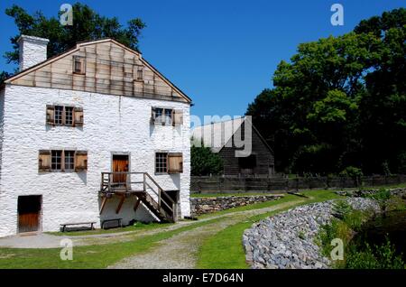 SLEEPY HOLLOW, NEW YORK : C. 1750 Manor House et Old Dutch en bois historique grange à Philipsburg Manor Banque D'Images