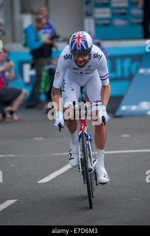 Whitehall, Londres UK. 14 septembre 2014. Sir Bradley Wiggins de l'équipe Sky commence le matin à la première heure de la vie des Amis de Bretagne finale. Credit : Malcolm Park editorial/Alamy Live News Banque D'Images