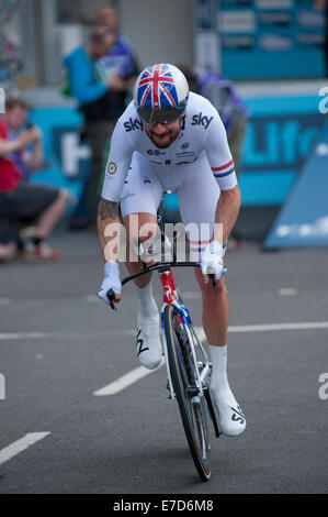 Whitehall, Londres UK. 14 septembre 2014. Sir Bradley Wiggins de l'équipe Sky commence le matin à la première heure de la vie des Amis de Bretagne finale. Credit : Malcolm Park editorial/Alamy Live News Banque D'Images