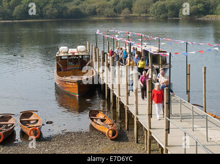 Les passagers qui quittent le bateau ferry Derwentwater Keswick à pier, Allerdale, Cumbria, England, UK Banque D'Images