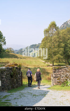 Mature couple walking dans le Lake District à Rydal, Cumbria, England, UK Banque D'Images