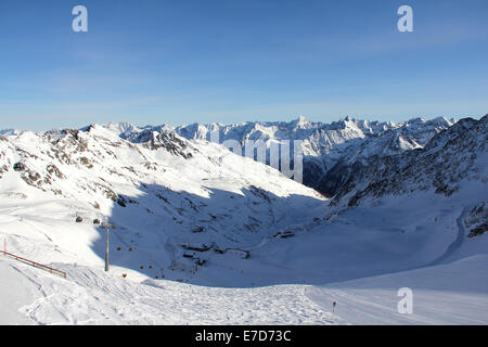 Téléski des chaises sur journée d'hiver lumineux de l'Alp mountains Banque D'Images