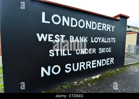 Slogan peint sur mur en fontaine loyaliste Estate, Derry, Londonderry, dans le Nord, l'Irlande, le Royaume-Uni, l'Europe. Banque D'Images