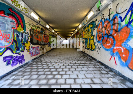 Passage souterrain des murs couverts de graffitis, Derry, Londonderry, en Irlande du Nord, Royaume-Uni, Europe Banque D'Images