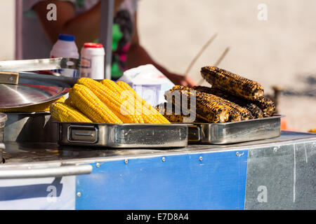 Fried et bouillie de maïs pour la vente à marchand local Banque D'Images