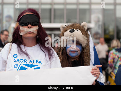 Glasgow, Ecosse, Royaume-Uni. 14Th Sep 2014. Une femme avec du ruban adhésif sur sa bouche et une fille dans un fox hat avec un visage peint et une bannière en foule de partisans principalement oui drapeaux écossais vague de protestation contre la partialité montrent par la BBC News en dehors de la BBC Scotland building à Glasgow, Écosse Crédit : Iona Shepherd/Alamy Live News Banque D'Images