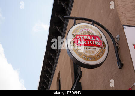 Un signe pour 'Stella Artois' beer à l'extérieur d'un pub dans le centre-ville, Caledonia, Ontario, Canada. Banque D'Images