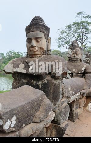 Statues sur Causeway à Angkor Thom Temple Cambodge Banque D'Images