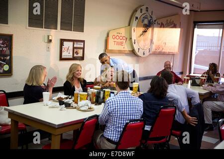 Le président américain Barack Obama des blagues avec les clients chez Arthur Bryant's barbecue le 29 juillet 2014 à Kansas City, MO. Banque D'Images