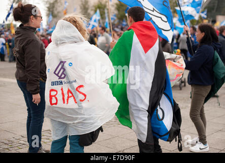 Glasgow, Ecosse, Royaume-Uni. 14Th Sep 2014. Jeunes amis portant un drapeau palestinien et un imperméable lecture BBC Scotland Parti pris la parole à une foule de partisans principalement oui drapeaux écossais vague de protestation contre la partialité montrent par la BBC News en dehors de la BBC Scotland building à Glasgow, Écosse Crédit : Iona Shepherd/Alamy Live News Banque D'Images