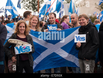 Glasgow, Ecosse, Royaume-Uni. 14Th Sep 2014. Un groupe de jeunes se tenir dans une foule de supporters écossais principalement oui brandissant des drapeaux et bannières oui pour protester contre la partialité montrent par la BBC News en dehors de la BBC Scotland building à Glasgow, Écosse Crédit : Iona Shepherd/Alamy Live News Banque D'Images