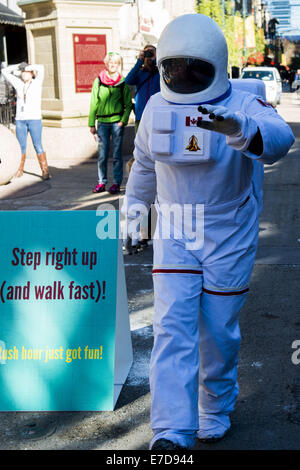 Calgary, Alberta, Canada. Sep 11, 2014. La science, l'art et la technologie se sont réunis pour créer un festival des sciences à l'échelle de la ville intitulé Beakerhead. Sur la photo est la tristement célèbre astronaute qui marche est la mascotte du festival. © Baden Roth/ZUMA/Alamy Fil Live News Banque D'Images