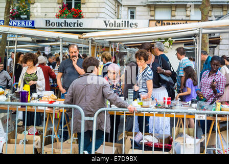 Les foules au marché le dimanche sur le boulevard Saint Germain, Paris, France Banque D'Images