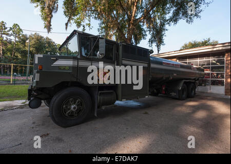 De la petite ville historique de Micanopy Floride un camion à incendie et niché à environ 100 kilomètres au nord d'Orlando, Floride USA Banque D'Images