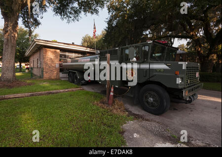 De la petite ville historique de Micanopy Floride un camion à incendie et niché à environ 100 kilomètres au nord d'Orlando, Floride USA Banque D'Images