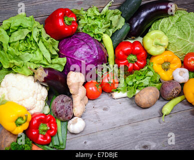 Énorme groupe de légumes frais sur la table en bois - Haute qualité studio shot Banque D'Images