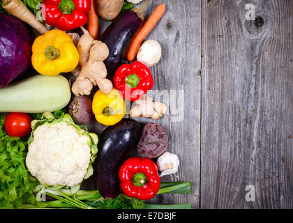 Énorme groupe de légumes frais sur la table en bois - Haute qualité studio shot Banque D'Images