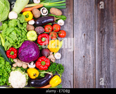 Énorme groupe de légumes frais sur la table en bois - Haute qualité studio shot Banque D'Images