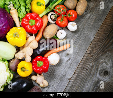 Énorme groupe de légumes frais sur la table en bois - Haute qualité studio shot Banque D'Images