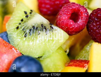 Plan macro sur une salade de fruits avec des bananes, orange kiwi les bleuets et peach Banque D'Images