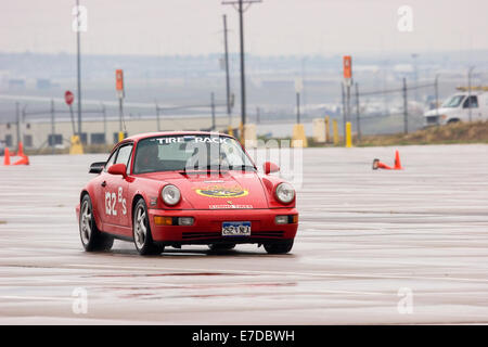 Une Porsche 911 Rouge de 1993 dans un autocross course à la Regional Sports Car Club of America (SCCA) cas Banque D'Images