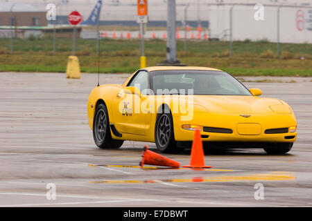 Un jaune 2001 Chevrolet Corvette Z06 dans un autocross course à la Regional Sports Car Club of America événement SCCA Banque D'Images