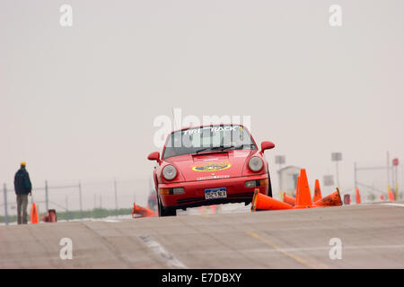 Une Porsche 911 Rouge de 1993 dans un autocross course à la Regional Sports Car Club of America (SCCA) cas Banque D'Images