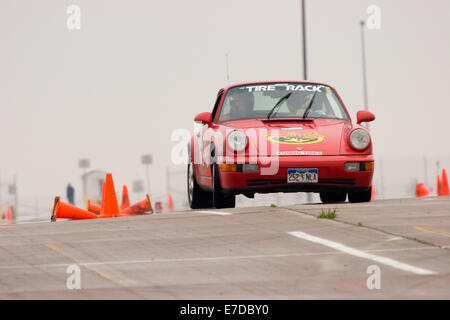 Une Porsche 911 Rouge de 1993 dans un autocross course à la Regional Sports Car Club of America (SCCA) cas Banque D'Images