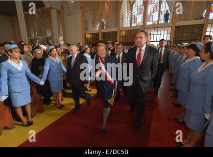 Santiago, Chili. 14Th Sep 2014. Image fournie par la Présidence du Chili montre la présidente du Chili Michelle Bachelet (C-avant) l'accueil de personnes à son arrivée à l'action de grâces 2014 dans le cadre des activités de la fête nationale dans l'Evangelical Cathedral, à Santiago, Chili, le 14 septembre, 2014. Crédit : Jose Manuel de la Maza/Présidence du Chili/Xinhua/Alamy Live News Banque D'Images