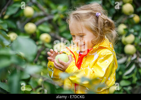 Petite fille dans le jardin d'apple Banque D'Images