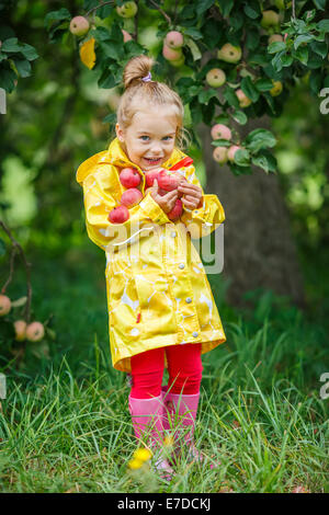 Petite fille dans le jardin d'apple Banque D'Images