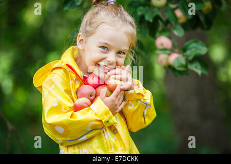 Petite fille dans le jardin d'apple Banque D'Images