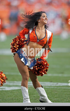 Denver, Colorado, États-Unis. 14Th Sep 2014. Une Cheerleader Denver Broncos divertit la foule pendant la 2e. la moitié à Sports Authority Field at Mile High dimanche après-midi. Les Broncos battre les Chiefs 24-17. Credit : Hector Acevedo/ZUMA/Alamy Fil Live News Banque D'Images