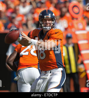 Denver, Colorado, États-Unis. 14Th Sep 2014. QB07 PAYTON MANNING se prépare à lancer une passe durant le 1er. la moitié à Sports Authority Field at Mile High dimanche après-midi. Les Broncos battre les Chiefs 24-17. Credit : Hector Acevedo/ZUMA/Alamy Fil Live News Banque D'Images
