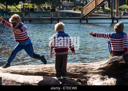 Bigfork, Montana, USA. 14Th Sep 2014. Les garçons dans les pulls attendre une course pour commencer à la Montana Dragon Boat Festival dans Bigfork, Mont., Dimanche, Septembre 14, 2014. Le festival attire à ses concurrents américains et le Canada et soulève des throusands de dollars pour des œuvres de bienfaisance. Crédit : Thomas Lee/Alamy Live News Banque D'Images