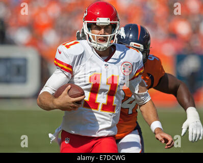 Denver, Colorado, États-Unis. 14Th Sep 2014. Chiefs QB ALEX SMITH, centre, s'enfuit pour la pression pendant la 1Broncos st. la moitié à Sports Authority Field at Mile High dimanche après-midi. Les Broncos battre les Chiefs 24-17. Credit : Hector Acevedo/ZUMA/Alamy Fil Live News Banque D'Images
