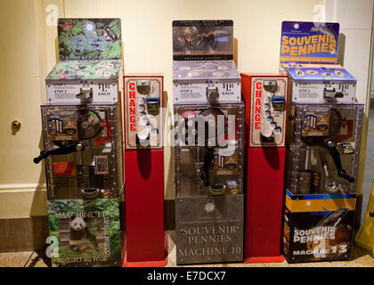 Souvenir allongée coin machines - USA Banque D'Images