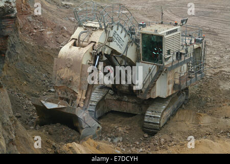 Un énorme visage pelle Liebherr pelle charges surcharger le sol dans une grande mine de cuivre à ciel ouvert d'Afrique. Banque D'Images