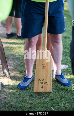 Bigfork, Montana, USA. 14Th Sep 2014. Un concurrent sur le Dragon Boat Festival dans Bigfork, Mont., est titulaire d'une raquette avec des instructions claires Dimanche, Septembre 14, 2014. Le festival attire des pagayeurs en provenance des États-Unis et du Canada et soulève des fonds pour des organismes à but non lucratif. Crédit : Thomas Lee/Alamy Live News Banque D'Images