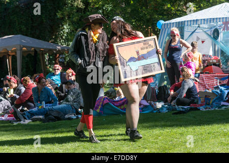 Bigfork, Montana, USA. 14Th Sep 2014. Les vendeurs de costumes et mélanger avec cheminement équipes au cours de la Montana Dragon Boat Festival dans Bigfork, Mont., Dimanche, Septembre 14, 2014. Le festival réunit des fonds pour les organismes à but non lucratif et attire en concurrents des États-Unis et du Canada. Crédit : Thomas Lee/Alamy Live News Banque D'Images