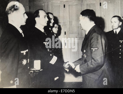 13 septembre 2014 - Adolf Hitler rewards groupe d'officiers de marine, extrême droite, Grand Amiral commandant de la force sous-marine Karl Donets (1935-1943), commandant de la marine de l'Allemagne nazie (1943-1945), le chef de l'état et commandant en chef des forces armées de l'Allemagne nazie du 30 avril au 23 mai en 1945. L'Allemagne. 1940 © Igor Golovniov/ZUMA/ZUMAPRESS.com/Alamy fil Live News Banque D'Images