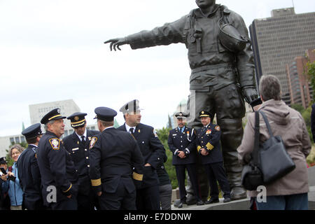 Ottawa, Canada. 14Th Sep 2014. Regardez sur les pompiers à l'pompier, à Ottawa, Canada, le 14 septembre, 2014. L'événement annuel attire des centaines de pompiers de partout au pays pour honorer leurs collègues disparus et voir leur nom ajouté à la désormais 1200 qui ornent le monument. Credit : Cole Burston/Xinhua/Alamy Live News Banque D'Images