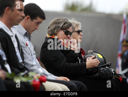 Ottawa, Canada. 14Th Sep 2014. Le Maj Barbera réagit devant les larmes tandis qu'elle est titulaire d'un casque de cérémonie memorial pour son défunt mari, capitaine intérimaire Sylvester Maj avec les Services d'incendie de Toronto à l'pompier, à Ottawa, Canada, le 14 septembre, 2014. L'événement annuel attire des centaines de pompiers de partout au pays pour honorer leurs collègues disparus et voir leur nom ajouté à la désormais 1200 qui ornent le monument. Credit : Cole Burston/Xinhua/Alamy Live News Banque D'Images